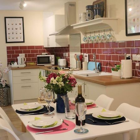 Pristine Apartment In The Centre Of Glastonbury Eksteriør billede