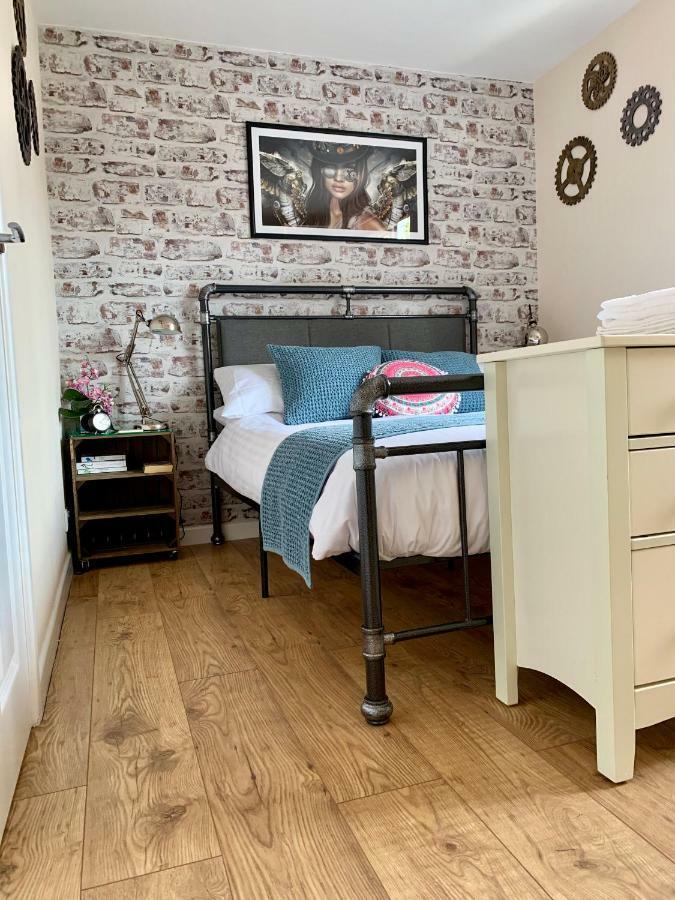 Pristine Apartment In The Centre Of Glastonbury Eksteriør billede
